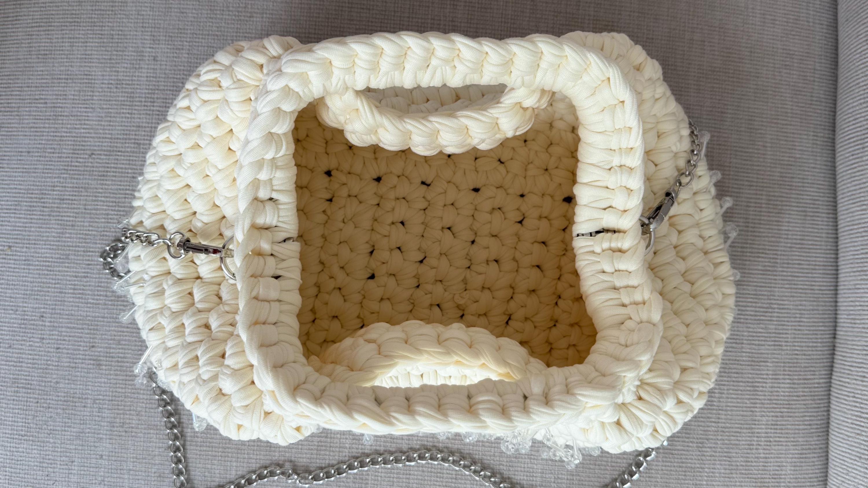 Cream Beaded Tassel Clutch, fermoir clasp detail