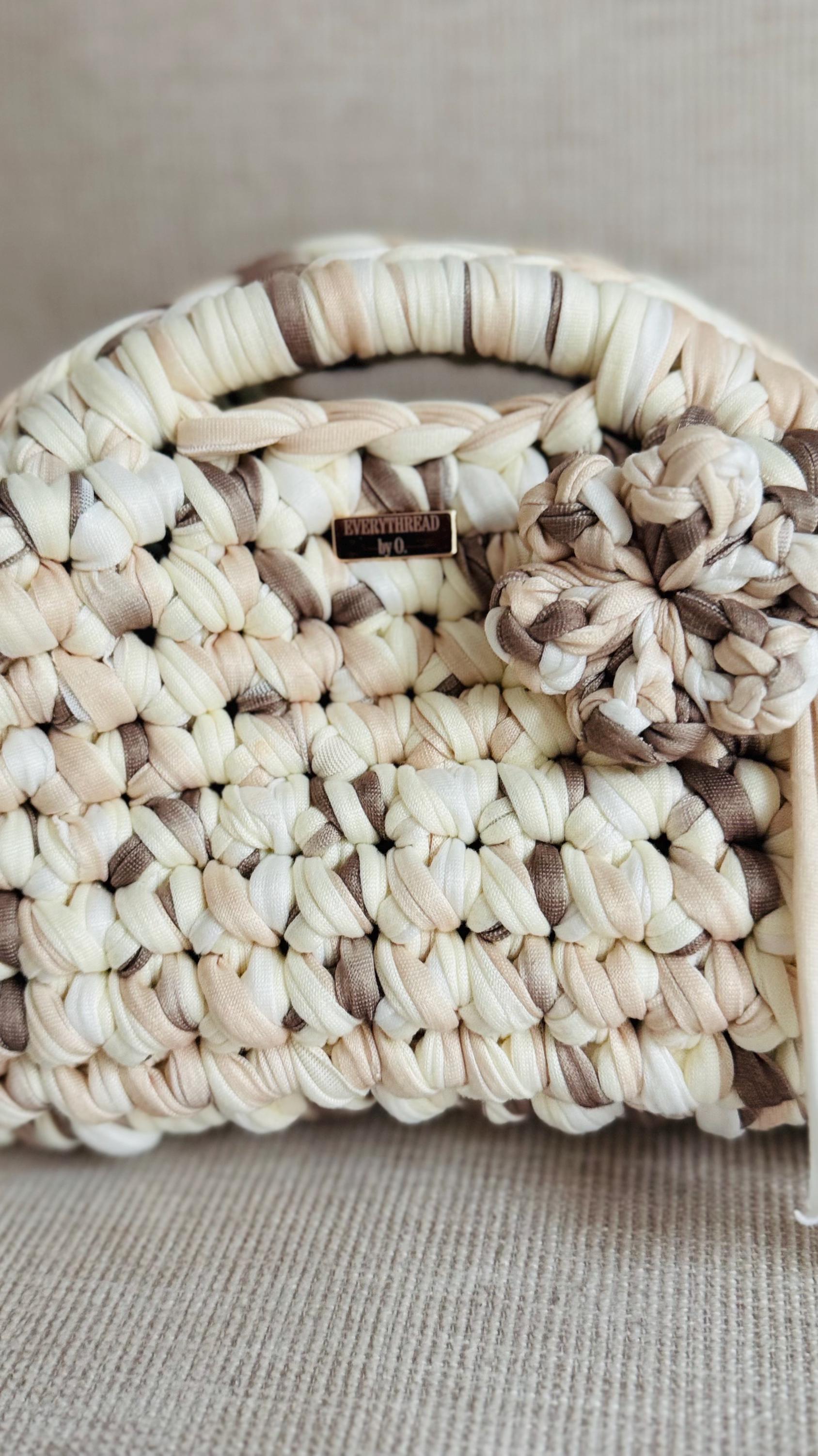 Cream & Taupe Flower Clutch, fermoir clasp detail