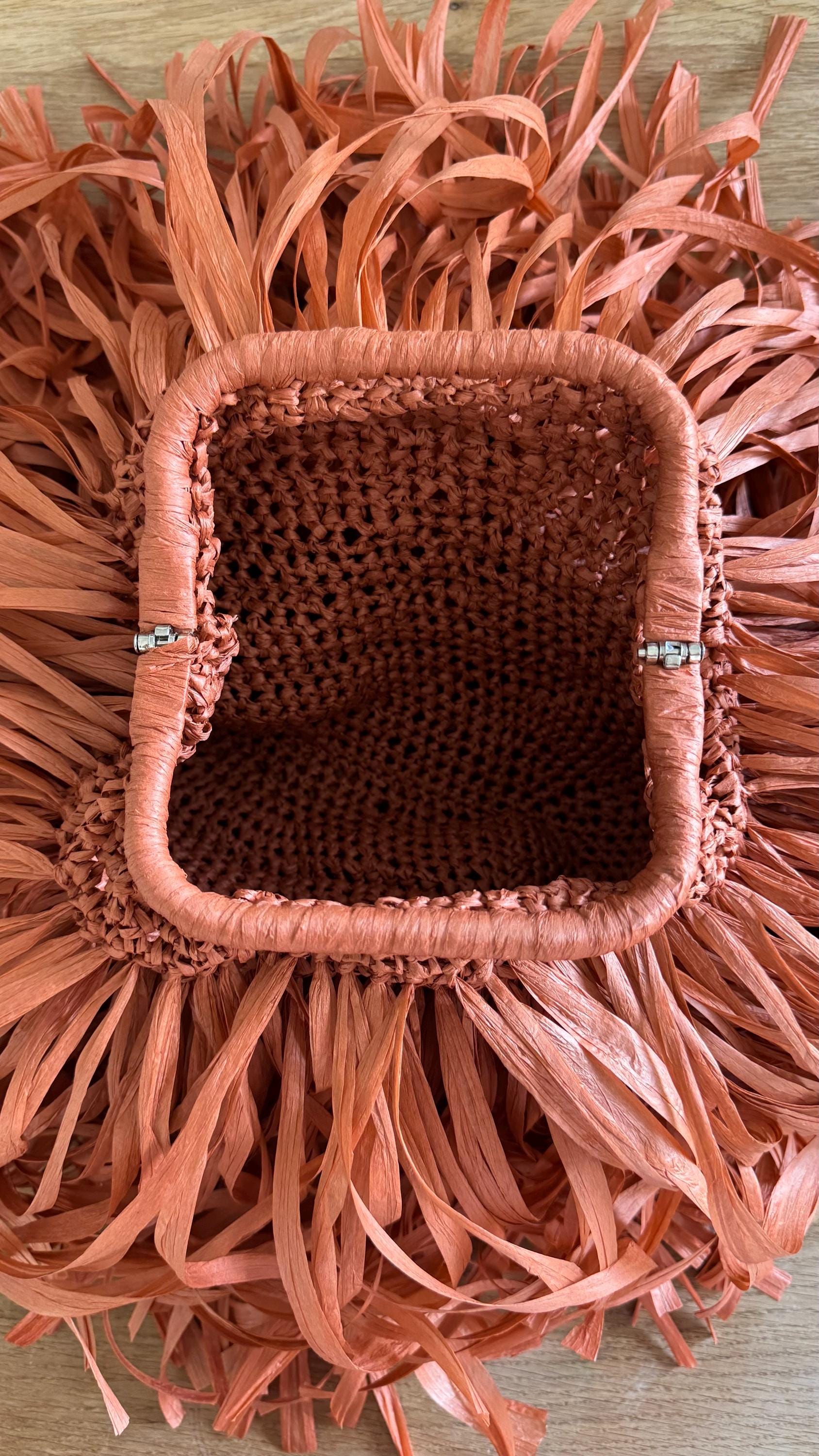 Luxury 100% Premium Raffia Fringe Handbag, clasp detail