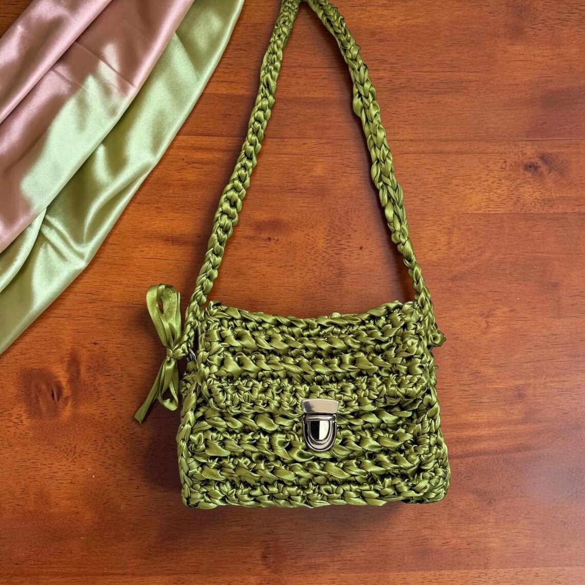 Olive green shoulder bag, texture detail
